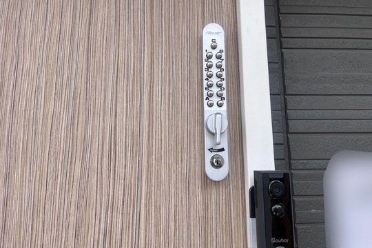 海老名市にて施設の入り口の扉の鍵新規取付のご依頼をいただきました！