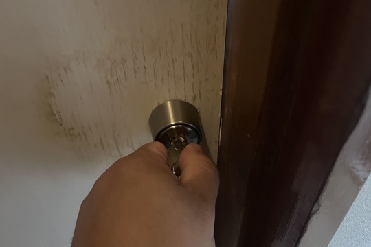 修理前の室内扉の鍵(鍵が回らなくなった)