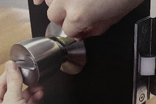 室内側のドアノブを取り付ける