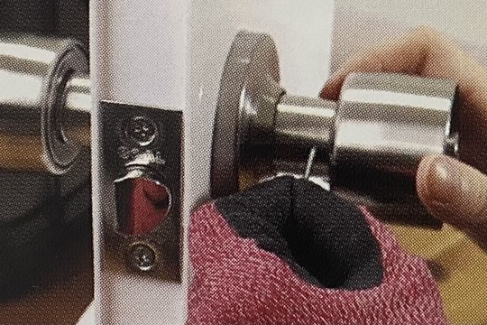 室内側のドアノブを取り外す