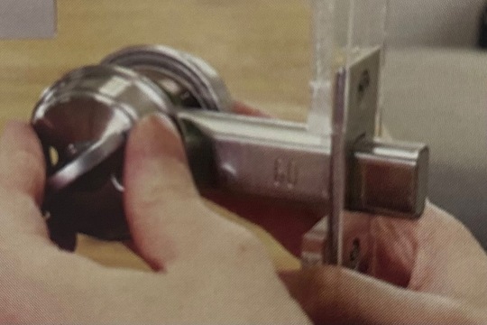 サムターンを取り付ける