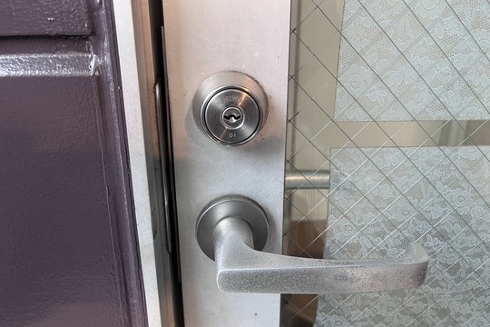 本日は海老名市にて戸建の玄関鍵交換のご依頼をいただきました！