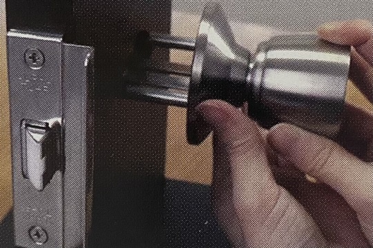 室外側のドアノブを取り付ける