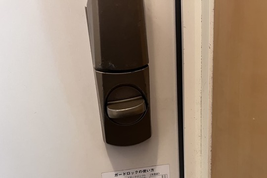 修理後の玄関の鍵（鍵が最後まで回る様に）