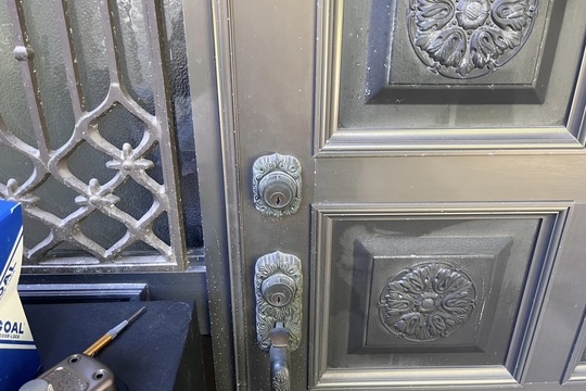 本日は小田原市にて戸建の玄関の鍵新規取り付けのご依頼をいただきました！