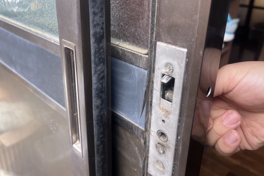 南足柄市にて戸建の玄関の鍵修理のご依頼（引き違い錠）（鍵が固い）（汚れの洗浄）
