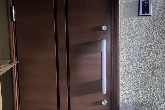 解錠前の玄関(ディンプルキー)(スマートロック)(オートロック機能による閉め出し)