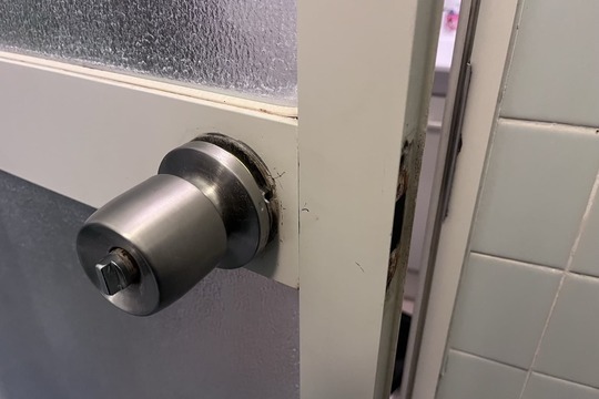 茅ヶ崎市にて浴室扉の鍵交換のご依頼（玉座からドアレバー）（ドアノブの切断）