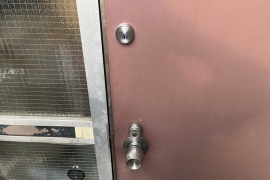 本日は愛甲郡愛川町にて戸建の玄関鍵新規取り付けのご依頼を頂きました！