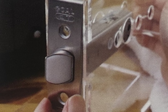 錠本体を取り付ける