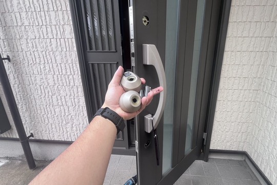 交換中の玄関の鍵(2箇所のシリンダー交換)