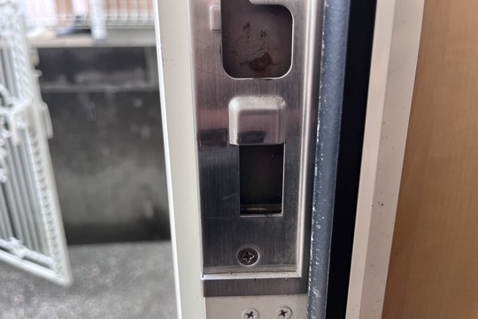 修理中の玄関の鍵（ストライクの加工）（ストライクの位置調整）